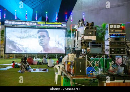 Pathum Thani, THAILAND - 24. Dezember 2022: Der alte analoge Drehfilm-Projektor bei der NSM Night at the Museum Festival 2022 in Khlong Ha sub-distr Stockfoto