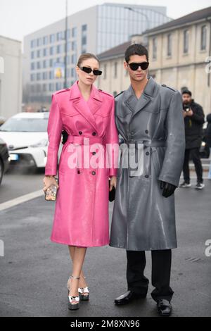 Gäste außerhalb der Prada-Show während der Milano Men's Fashion Week Herbst/Winter 2023/2024 Stockfoto