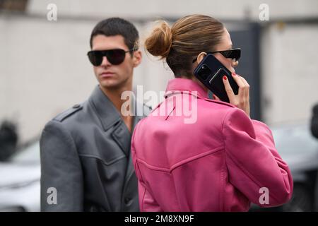 Gäste außerhalb der Prada-Show während der Milano Men's Fashion Week Herbst/Winter 2023/2024 Stockfoto