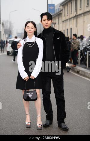 Gäste außerhalb der Prada-Show während der Milano Men's Fashion Week Herbst/Winter 2023/2024 Stockfoto
