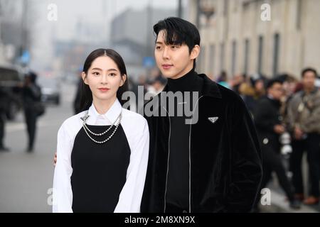 Gäste außerhalb der Prada-Show während der Milano Men's Fashion Week Herbst/Winter 2023/2024 Stockfoto