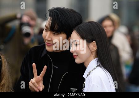 Gäste außerhalb der Prada-Show während der Milano Men's Fashion Week Herbst/Winter 2023/2024 Stockfoto