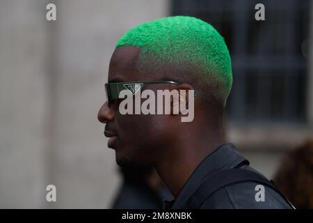 Gäste außerhalb der Prada-Show während der Milano Men's Fashion Week Herbst/Winter 2023/2024 Stockfoto