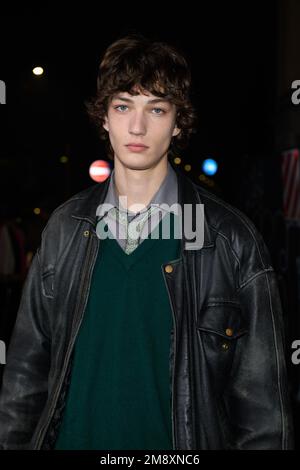 Modelle außerhalb der JW Anderson Show während der Milano Men's Fashion Week Herbst/Winter 2023/2024 Stockfoto