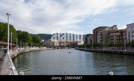 Architektonische Details am Ufer des Flusses Nervion in der Innenstadt von Bilbao, Spanien Stockfoto