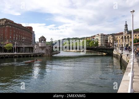 Architektonische Details am Ufer des Flusses Nervion in der Innenstadt von Bilbao, Spanien Stockfoto