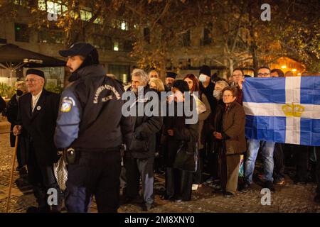 Athen, Griechenland. 16. Januar 2023. Die Bürger warten vor der Kirche St. Eleutherios neben der Kathedrale von Athen, um an der Beerdigung des ehemaligen griechischen Königs Konstantin II. Teilzunehmen Kredit: Sokrates Baltagiannis/dpa/Alamy Live News Stockfoto