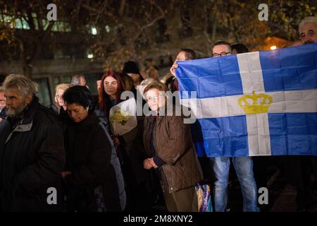 Athen, Griechenland. 16. Januar 2023. Die Bürger warten vor der Kirche St. Eleutherios neben der Kathedrale von Athen für die Beerdigung des ehemaligen Königs von Griechenland, Konstantin II Kredit: Sokrates Baltagiannis/dpa/Alamy Live News Stockfoto