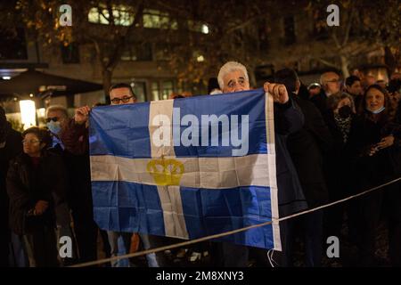 Athen, Griechenland. 16. Januar 2023. Die Bürger warten vor der Kirche St. Eleutherios neben der Kathedrale von Athen für die Beerdigung des ehemaligen Königs von Griechenland, Konstantin II Kredit: Sokrates Baltagiannis/dpa/Alamy Live News Stockfoto