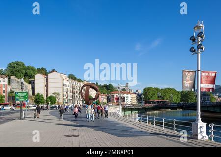 Architektonische Details am Ufer des Flusses Nervion in der Innenstadt von Bilbao, Spanien Stockfoto