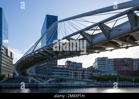 Architektonische Details der Zubizuri Fußgängerbrücke am Ufer des Flusses Nervion in der Innenstadt der Stadt Stockfoto