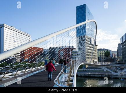 Architektonische Details der Zubizuri Fußgängerbrücke am Ufer des Flusses Nervion in der Innenstadt der Stadt Stockfoto