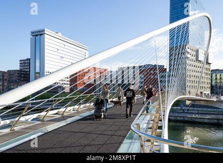 Architektonische Details der Zubizuri Fußgängerbrücke am Ufer des Flusses Nervion in der Innenstadt der Stadt Stockfoto