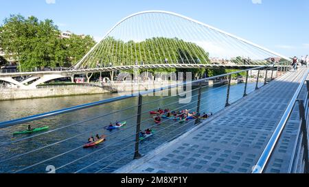 Architektonische Details der Zubizuri Fußgängerbrücke am Ufer des Flusses Nervion in der Innenstadt der Stadt Stockfoto