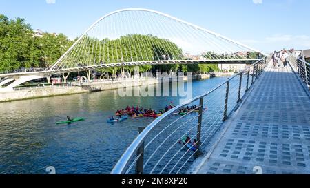 Architektonische Details der Zubizuri Fußgängerbrücke am Ufer des Flusses Nervion in der Innenstadt der Stadt Stockfoto