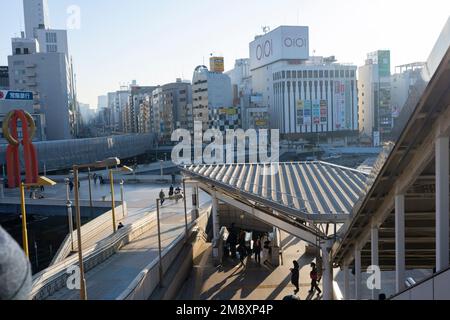 Tokio, Japan. 9. Januar 2023. Ostjapanische Eisenbahn Bahnhof Ueno.Bahnhof Ueno (¸Šé‡Žé) Ist ein wichtiger Verkehrsknotenpunkt im Norden Tokios. Es verkehren mehrere Bahnlinien, darunter die JR East-Linien Yamanote, Keihin-Tohoku, Takasaki und Utsunomiya, die Tokio Metro-Linien Ginza und Hibiya und die Ueno-Keisei-Linie der Keisei Electric Railway. Öffentlicher Nahverkehr, Großzug, Infrastruktur, Rush Hour, Pendelverkehr. (Kreditbild: © Taidgh Barron/ZUMA Press Wire) NUR REDAKTIONELLE VERWENDUNG! Nicht für den kommerziellen GEBRAUCH! Stockfoto