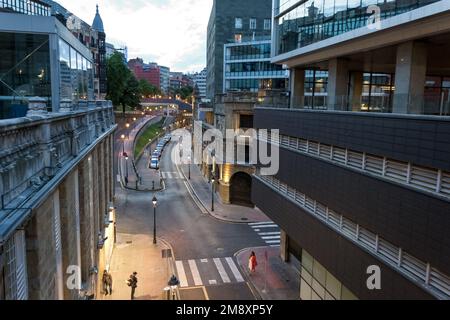 Architektonische Details der Uribitarte-Straße, die sich in der Innenstadt von Bilbao, der Hauptstadt der Provinz Vizcaya, befindet Stockfoto