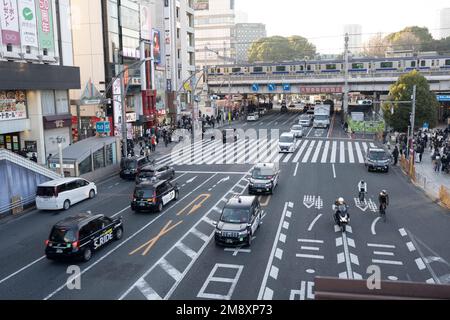 Tokio, Japan. 9. Januar 2023. Verkehr entlang einer Hauptstraße am Abend in der Nähe des Bahnhofs JR East Ueno. (Kreditbild: © Taidgh Barron/ZUMA Press Wire) NUR REDAKTIONELLE VERWENDUNG! Nicht für den kommerziellen GEBRAUCH! Stockfoto