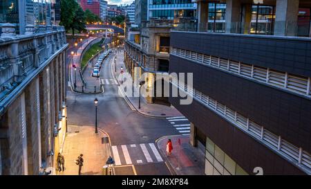 Architektonische Details der Uribitarte-Straße, die sich in der Innenstadt von Bilbao, der Hauptstadt der Provinz Vizcaya, befindet Stockfoto