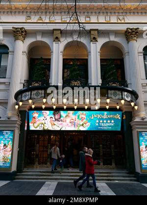 Außenansicht des Londoner Palladium Theaters mit Jack und der Beanstalk, während die Leute draußen vorbeilaufen. London, England Stockfoto