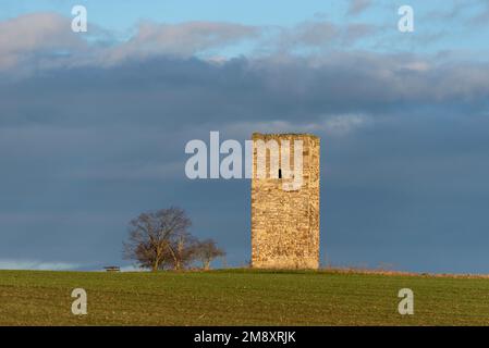 Mittelalterlicher Wachturm, Blaue Uhr, dunkle Wolken, Magdeburger Boerde, Wanzleben, Sachsen-Anhalt, Deutschland Stockfoto