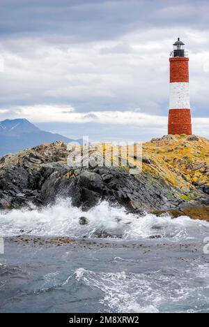 Der Leuchtturm Les Eclaireurs befindet sich im Beagle-Kanal in Ushuaia, Tierra del Fuego, Argentinien. Rot-weißer Leuchtturm. Speicherplatz kopieren Stockfoto