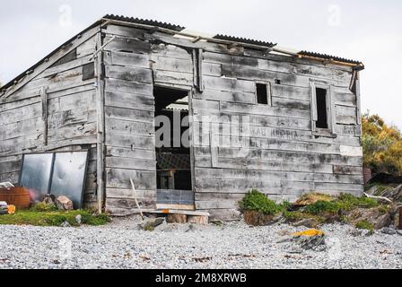 Holzhütte mit Blechdach und ohne Tür in Ushuaia, Tierra del Fuego, Argentinien Stockfoto