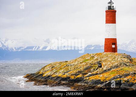 Der Leuchtturm Les Eclaireurs befindet sich im Beagle-Kanal in Ushuaia, Tierra del Fuego, Argentinien. Rot-weißer Leuchtturm. Speicherplatz kopieren Stockfoto