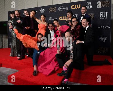 Los Angeles, Usa. 15. Januar 2023. (L-R) Kelsi Ephraim, Jason Kisvarday, Zak Stoltz, Harry Shum Jr., Stephanie Hsu, Dan Kwan, Jonathan Wang, Michelle Yeoh, Shirley Kurata, Ke Huy Quan, Paul Rogers, Daniel Scheinert und Jon Read treten am Sonntag, den 15. Januar 2023, bei den Critics' Choice Awards 28. im Fairmont Century Plaza in Los Angeles hinter den Kulissen mit dem Best Picture Award für „Everywhere All At Once“ auf. Foto: Jim Ruymen/UPI Credit: UPI/Alamy Live News Stockfoto