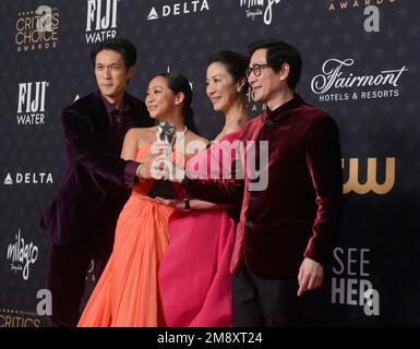 Los Angeles, Usa. 15. Januar 2023. (L-R) Harry Shum Jr., Stephanie Hsu, Michelle Yeoh und Ke Huy Quan treten am Sonntag, den 15. Januar 2023, bei den Critics' Choice Awards 28. auf der Fairmont Century Plaza in Los Angeles hinter der Bühne mit ihrem Preis für den besten Film „alles auf einmal“ auf. Foto: Jim Ruymen/UPI Credit: UPI/Alamy Live News Stockfoto