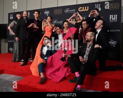 Los Angeles, Usa. 15. Januar 2023. (L-R) Kelsi Ephraim, Jason Kisvarday, Zak Stoltz, Harry Shum Jr., Stephanie Hsu, Dan Kwan, Jonathan Wang, Michelle Yeoh, Shirley Kurata, Ke Huy Quan, Paul Rogers, Daniel Scheinert und Jon Read treten am Sonntag, den 15. Januar 2023, bei den Critics' Choice Awards 28. im Fairmont Century Plaza in Los Angeles hinter den Kulissen mit dem Best Picture Award für „Everywhere All At Once“ auf. Foto: Jim Ruymen/UPI Credit: UPI/Alamy Live News Stockfoto