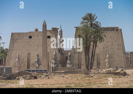 Pylon mit Figuren von Ramses II. Und Obelisk, dem alten ägyptischen Luxor-Tempel, Luxor, Ägypten Stockfoto