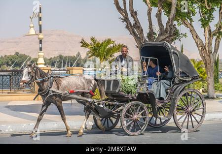 Pferdekutsche, Touristen, Uferpromenade Corniche, Luxor, Ägypten Stockfoto