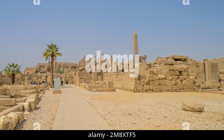 Tempelruinen mit 2 Obelisken im Tempelbereich von Thutmosis III, Karnak-Tempel, Karnak, Ägypten Stockfoto