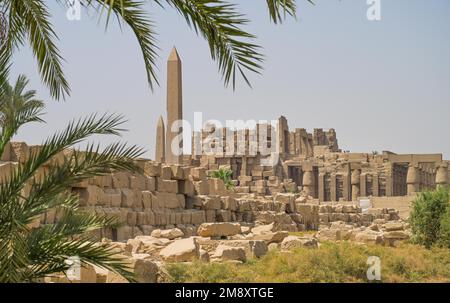 Tempelruinen mit 2 Obelisken im Tempelbereich von Thutmosis III, Karnak-Tempel, Karnak, Ägypten Stockfoto