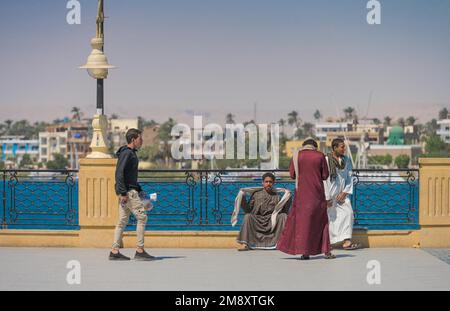 Junge Männer, Freizeit, Uferpromenade Corniche, Luxor, Ägypten Stockfoto