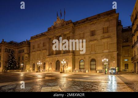 Rathaus von Barcelona und Sant Jaume-Platz zur blauen Stunde und bei Nacht (Barcelona, Katalonien, Spanien) ESP: Ayuntamiento de Barcelona y plaza de St Jaume Stockfoto