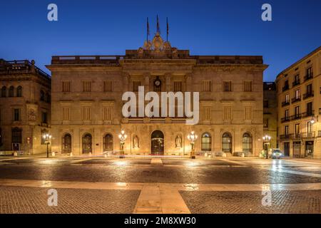 Rathaus von Barcelona und Sant Jaume-Platz zur blauen Stunde und bei Nacht (Barcelona, Katalonien, Spanien) ESP: Ayuntamiento de Barcelona y plaza de St Jaume Stockfoto