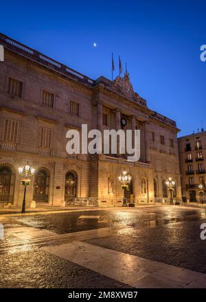 Rathaus von Barcelona und Sant Jaume-Platz zur blauen Stunde und bei Nacht (Barcelona, Katalonien, Spanien) ESP: Ayuntamiento de Barcelona y plaza de St Jaume Stockfoto