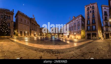 Rathaus von Barcelona, Palast der Generalitat von Katalonien und Platz Sant Jaume zur blauen Stunde und bei Nacht (Barcelona, Katalonien, Spanien) Stockfoto