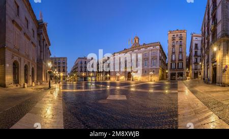 Rathaus von Barcelona, Palast der Generalitat von Katalonien und Platz Sant Jaume zur blauen Stunde und bei Nacht (Barcelona, Katalonien, Spanien) Stockfoto