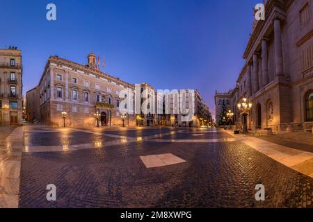 Rathaus von Barcelona, Palast der Generalitat von Katalonien und Platz Sant Jaume zur blauen Stunde und bei Nacht (Barcelona, Katalonien, Spanien) Stockfoto