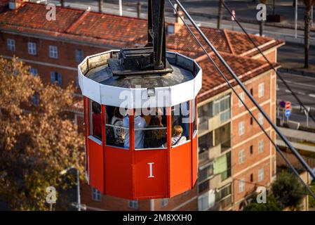 Seilbahnkabine im Hafen von Barcelona vom Miramar Aussichtspunkt auf Montjuic (Barcelona, Katalonien, Spanien) aus gesehen ESP: Cabina del teleférico del puerto Stockfoto