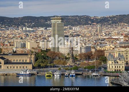 Kolumbus-Denkmal, Stadtviertel Ciutat Vella und die Stadt Barcelona an einem Wintervormittag aus der Seilbahn am Hafen (Barcelona, Katalonien, Spanien) Stockfoto