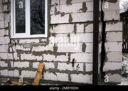 Nicht exklusiv: KOPYLIV, UKRAINE - 15. JANUAR 2023 - Ein Haus weist Schäden auf, die durch die Bombardierung russischer Truppen, Kopyliv, Kiew Region, Nordukr verursacht wurden Stockfoto