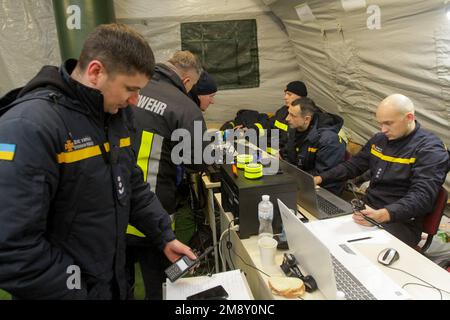 Nicht exklusiv: DNIPRO, UKRAINE - 15. JANUAR 2023 - Retter bleiben in einem Koordinationszentrum, das eingerichtet wurde, um eine Such- und Rettungsaktion in den Apartments durchzuführen Stockfoto