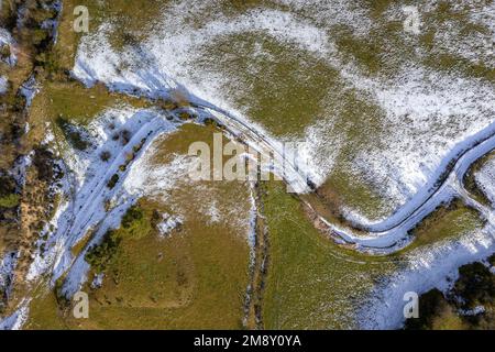 Luftaufnahme von Feldern mit wenig Schnee im Tuixent-Tal (Alt Urgell, Lleida, Katalonien, Spanien, Pyrenäen) ESP: Vista aérea de campos con nieve Stockfoto