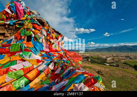 Gebetsflaggen in der Nähe des buddhistischen Klosters Litang Tibetan mit Blick auf die Stadt, Lithang, Gaocheng, Kham, Garze County, Sichuan, Osttibet, Tibet, China Stockfoto