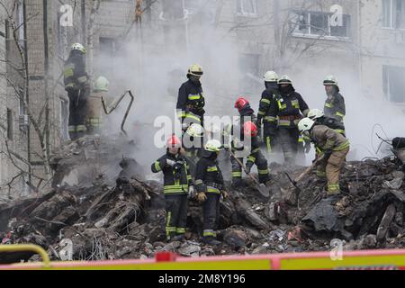 Nicht exklusiv: DNIPRO, UKRAINE - 15. JANUAR 2023 - Rettungskräfte entfernen die Schutt und suchen nach Menschen in einem Wohnblock, der von einer Rakete getroffen wurde, die von gestartet wurde Stockfoto