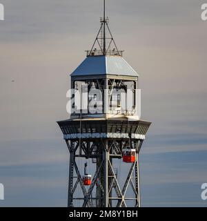 Jaume I-Turm vom Aussichtspunkt Miramar aus gesehen, in Montjuic, an einem Wintermorgen (Barcelona, Katalonien, Spanien) ESP: La torre de Jaume i desde Montjuic Stockfoto